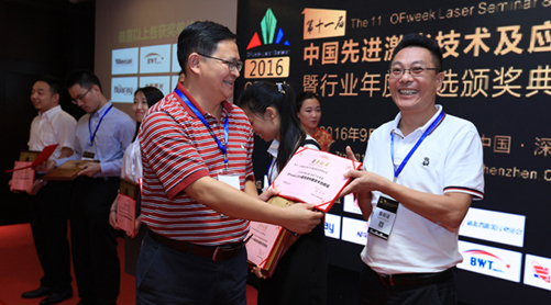 深圳大學(xué)電子科學(xué)與技術(shù)學(xué)院院長(zhǎng)徐平教授為獲獎(jiǎng)企業(yè)頒獎(jiǎng)