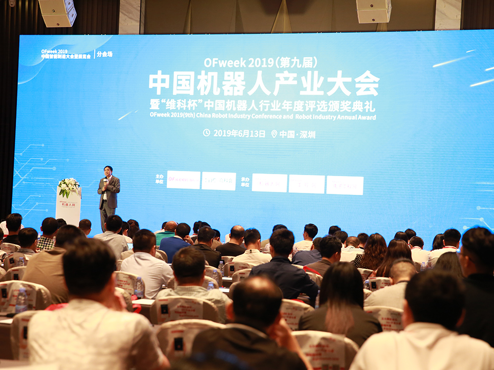 現(xiàn)場(chǎng)觀眾認(rèn)真聽演講