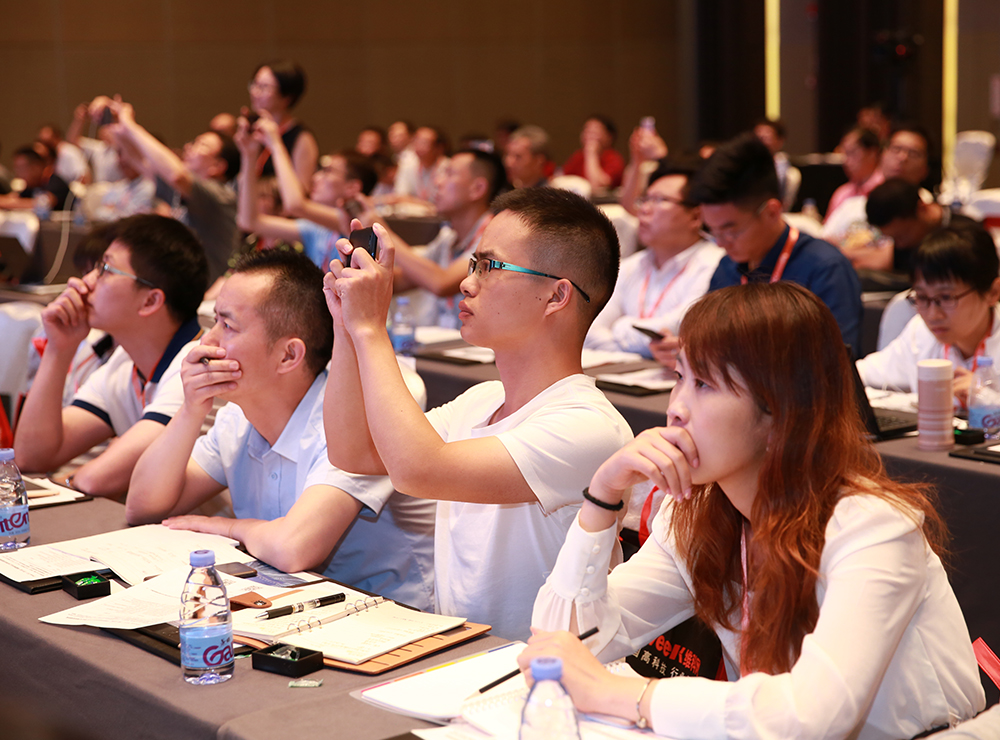 現(xiàn)場觀眾認真聆聽演講
